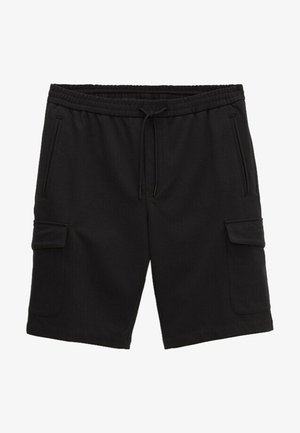 Czarne szorty cargo do kolan z elastycznym pasem, sznurkiem do regulacji, bocznymi kieszeniami oraz kieszeniami z klapką na każdej nodze.