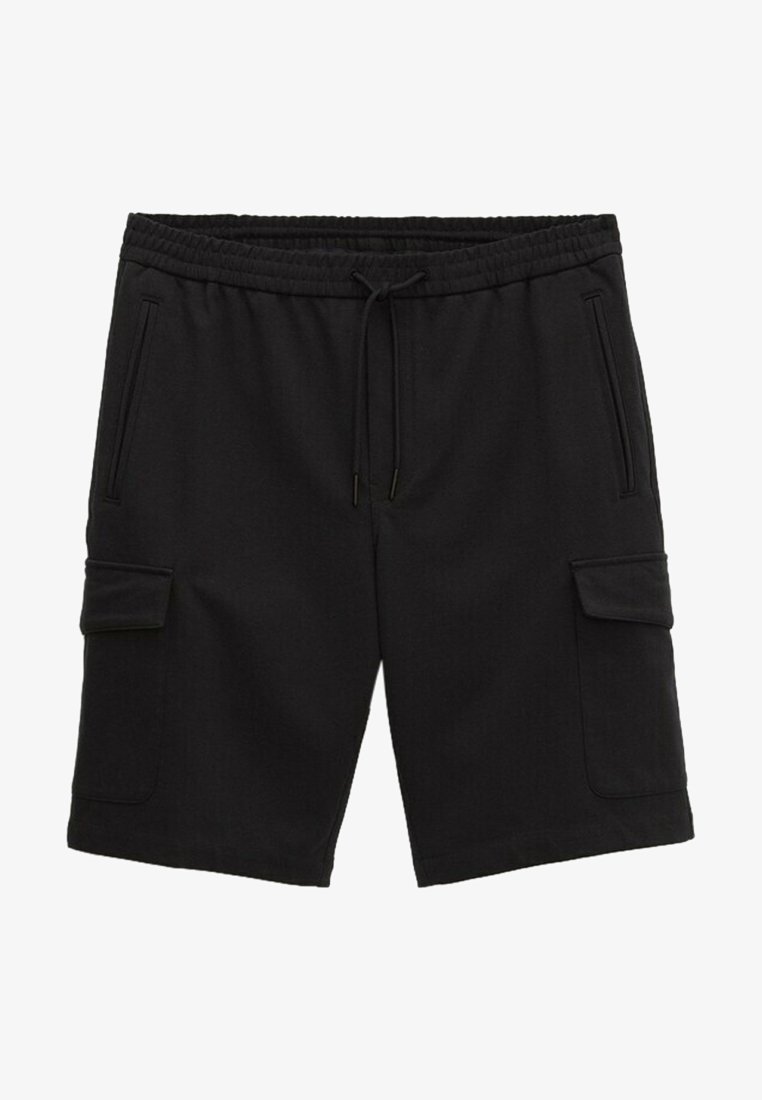 Shorts cargo noirs au genou avec ceinture élastique, cordon de serrage, poches sur les côtés et poches à rabat sur chaque jambe.