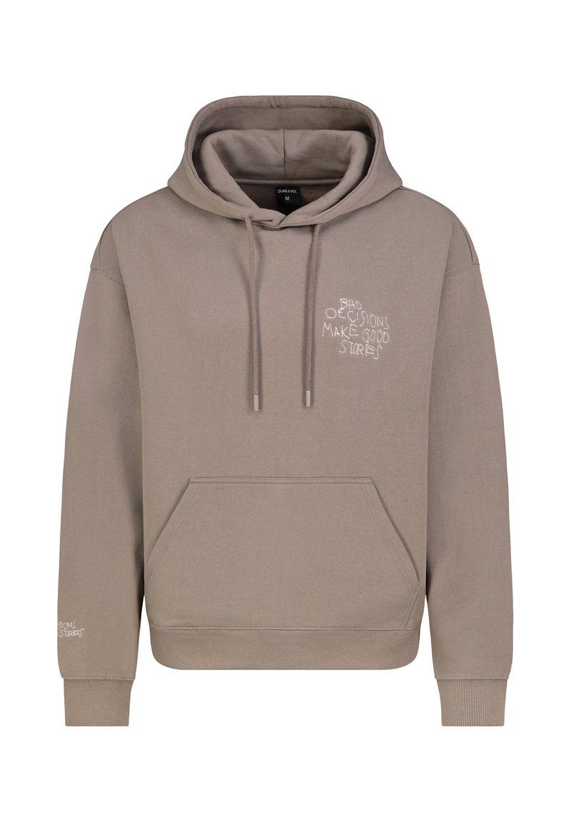 Beige Kapuzenpullover aus weichem Material. Mit Kängurutasche, Kordelzugkapuze und besticktem Text "SCHLECHTE ENTSCHEIDUNGEN MACHEN GUTE GESCHICHTEN."