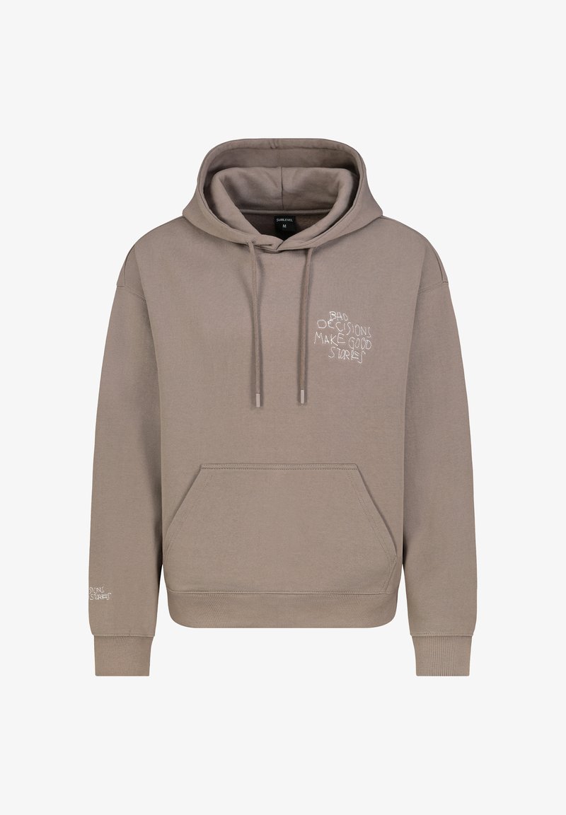 Beige Kapuzenpullover aus weichem Material. Mit Kängurutasche, Kordelzugkapuze und besticktem Text "SCHLECHTE ENTSCHEIDUNGEN MACHEN GUTE GESCHICHTEN."