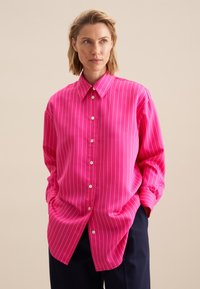 Roze gestreepte blouse met lange mouwen, met een kraag en een loose fit. Witte verticale strepen contrasteren met de levendige roze stof.