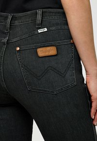 Wrangler MONTANA - Flared jeans - constellation