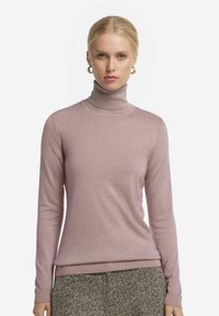 Ljuspink tröja med polokrage i mjukt stickat tyg, med långa ärmar och ribbade detaljer vid kragen och fållen.