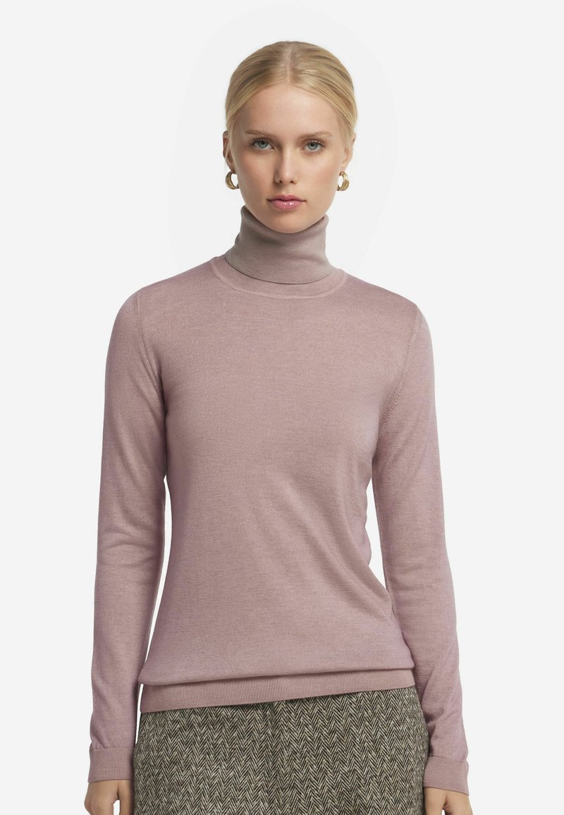 Ljuspink tröja med polokrage i mjukt stickat tyg, med långa ärmar och ribbade detaljer vid kragen och fållen.