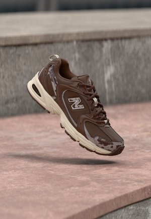 New Balance, U530 UNISEX - Маратонки - pumpernickel/truffle salt