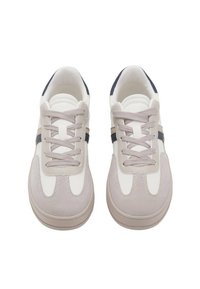 Baskets de sport blanches et grises avec un mélange de daim et de cuir, bout rond, lacets plats et une bande d'accent bleu marine sur le côté.