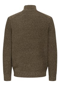 Hnědý pletený svetr s vysokým límcem, zdobený texturovaným vzorem a žebrovanými manžetami. Design je jednoduchý a nezdobený.