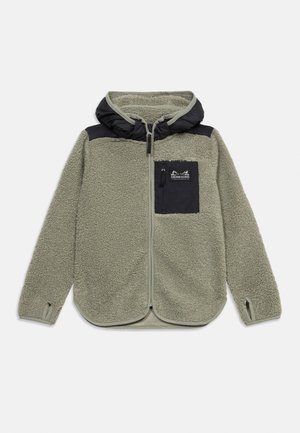 Világoszöld polár dzseki fekete kapucnival és mellzsebbel, teljes hosszúságú elöl cipzárral, illetve hüvelykujj nyílásokkal az ujjain.