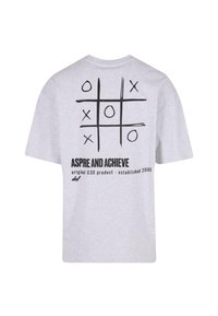 Maglietta grigia in cotone a maniche corte, con una grafica del gioco del tris e il testo "ASPIRE AND ACHIEVE" stampato in nero sul retro.