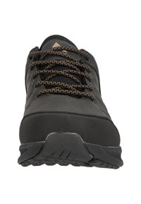 Svart sportskor med texturerad överdel, bruna snören och en robust gummisula. Har en vadderad tunga och metallaccenter.