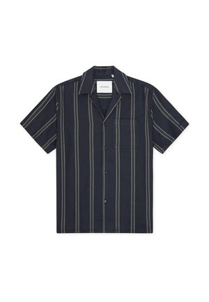 Chemise à manches courtes à boutons, en tissu bleu marine foncé avec des rayures verticales vertes, beiges et rouille. Comprend une poche poitrine.
