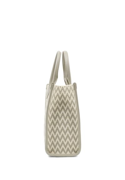 Borsa tote beige con motivo a zigzag intrecciato e due manici imbottiti, vista di lato su sfondo bianco.