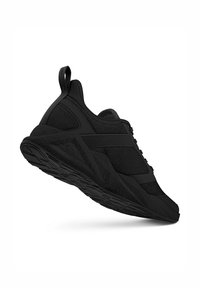 Schwarze Sportschuhe mit einer strukturierten Mesh-Oberfläche, verstärkter Zehenpartie, dicker Sohle und Zuglasche an der Ferse für einfaches An- und Ausziehen.