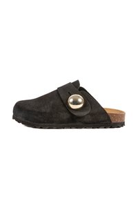 Chaussure slip-on en suède noir avec un accent argenté rond et une semelle extérieure en liège plate. Dispose d'une large bande sur le cou-de-pied pour un maintien sécurisé.