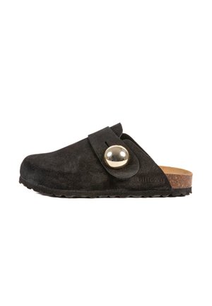 Chaussure slip-on en suède noir avec un accent argenté rond et une semelle extérieure en liège plate. Dispose d'une large bande sur le cou-de-pied pour un maintien sécurisé.