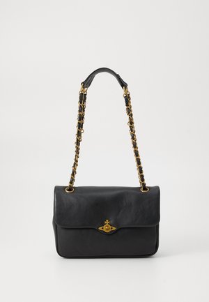 Bolso de cuero negro con solapa plegable, cadena en tono dorado y detalle de hardware con logo en la parte frontal. Textura suave.