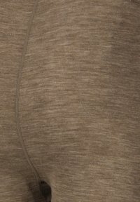 Brun stickad tyg med en texturerad yta, med en sömdetalj och lätta färgvariationer genom hela. Inga mönster eller logotyper synliga.