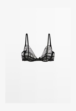 Czarny koronkowy biustonosz z trójkątnymi miseczkami, ozdobionymi misternymi kwiatowymi wzorami, cienkimi ramiączkami oraz delikatnym wykończeniem wzdłuż brzegów.