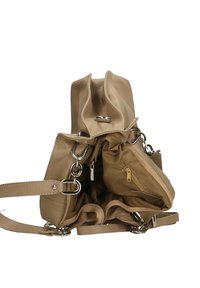 Borsa a tracolla in pelle beige con più scomparti, forma rettangolare, dettagli in argento e tracolla staccabile. Presenta sezioni con cerniera.