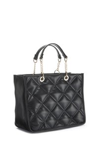 Schwarze, gesteppte Tasche aus Kunstleder mit doppelten Obergriffen, goldfarbenen Hardware-Details und einem Rautenmuster aus Nähten.