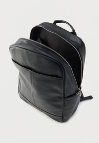 Μαύρο δερμάτινο σακίδιο με λεία υφή, διπλό φερμουάρ κλεισίματος και εμπρόσθια τσέπη. Το εσωτερικό είναι ευρύχωρο με απλό, χωρίς επένδυση σχέδιο.