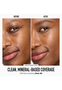 Twee naast elkaar geplaatste afbeeldingen tonen onbewerkte huid: links vóór, met een ongelijke tint, en rechts ná met een gladde, egale dekking.