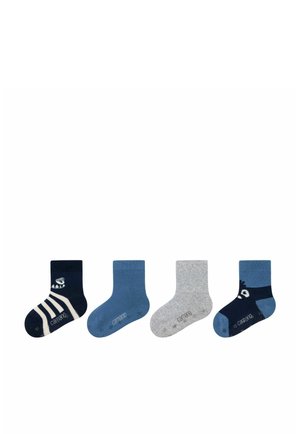 Vier babysokken op een rij met patronen: marineblauw met witte strepen en een walvis, effen lichtblauw, effen grijs en marineblauw met een blauw dierengezicht.