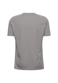 Szara krótko rękawowa koszulka z fakturowanym, siateczkowym materiałem i okrągłym dekoltem; posiada rękawy raglanowe, co zapewnia lepszą elastyczność.