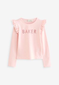 Camisa de manga larga rosa con hombros volantes y la palabra "BAKER" en letras brillantes en el frente. Tejido suave con una textura lisa.