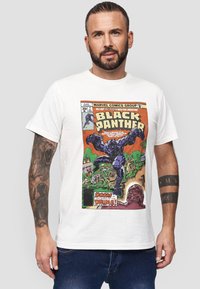 Vit bomulls t-shirt med ett tryck i seriestil av Black Panther i livfulla färger, omgiven av karaktärer och actiontext.