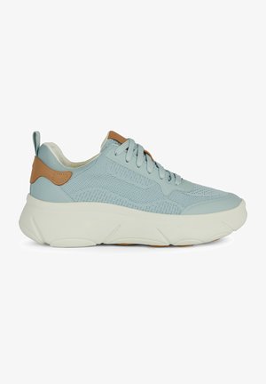 Baskets bleu clair avec tige en mesh, accents beige et semelle blanche épaisse avec des détails sculptés. Lacets et languette pour un enfilage facile.