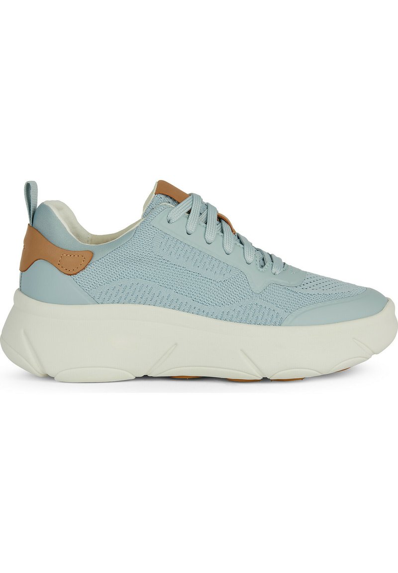 Sneaker azzurro chiaro con tomaia in rete, dettagli beige e suola bianca spessa con dettagli scolpiti. Lacci e linguetta per facilitare la calzata.