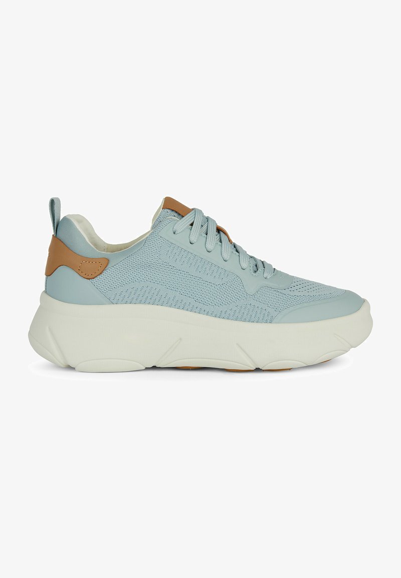 Sneaker azzurro chiaro con tomaia in rete, dettagli beige e suola bianca spessa con dettagli scolpiti. Lacci e linguetta per facilitare la calzata.