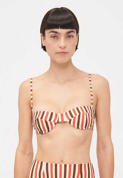 Gestreifter BikinOberteil mit schmalen Trägern, einem strukturierten Band und einem Muster aus beige, braunen und korallfarbenen Streifen, mit einer glatten Textur.