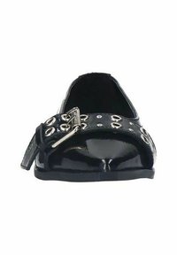 Zwarte patenten leren schoen met ronde neus, decoratieve zilveren hardware en oogjesaccenten. Flexibele zool met een lage hak.