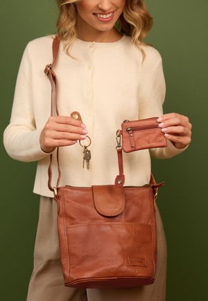 Gusti Leder, JACQUELINE S NEW - Bandolera - braun