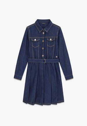 Granatowa sukienka dżinsowa z długimi rękawami, zapięciem na guziki z przodu, kieszeniami na piersi, kołnierzykiem i paskiem w talii.