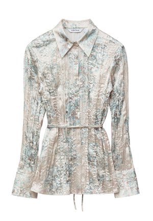 Licht gekreukte blouse in crème en lichtblauw, met een kraag, knoopsluiting aan de voorkant en uitlopende mouwen met een ceintuur in de taille.