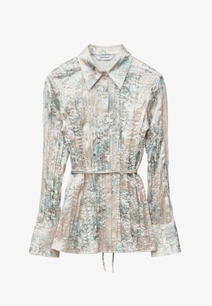 Licht gekreukte blouse in crème en lichtblauw, met een kraag, knoopsluiting aan de voorkant en uitlopende mouwen met een ceintuur in de taille.