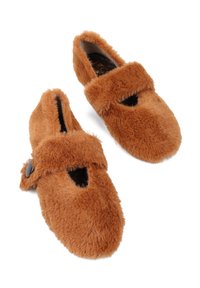 Brązowe kapcie z sztucznego futra z zaokrąglonym noskiem, z wycięciami i miękkim regulowanym paskiem z szarym guzikiem.