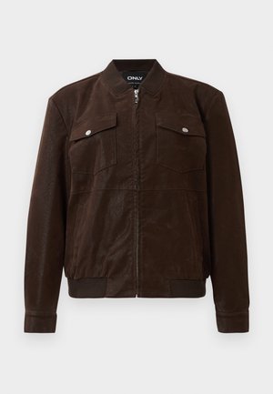 Temno rjav sueden bomber plašč z rebrastim ovratnikom, manšetami in robom, dvema sprednjima žepoma s poklopcem in sponkami ter s središnjo zadrgo.