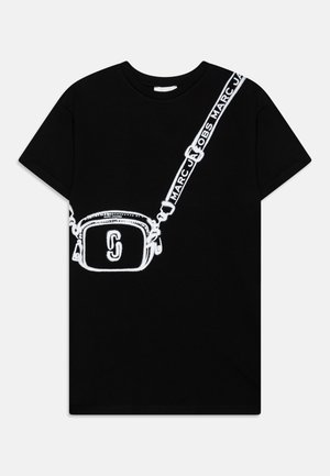 Sort kortærmet skjorte med en hvid konturgrafik af en crossbody taske og rem med teksten "MARC JACOBS" over fronten.