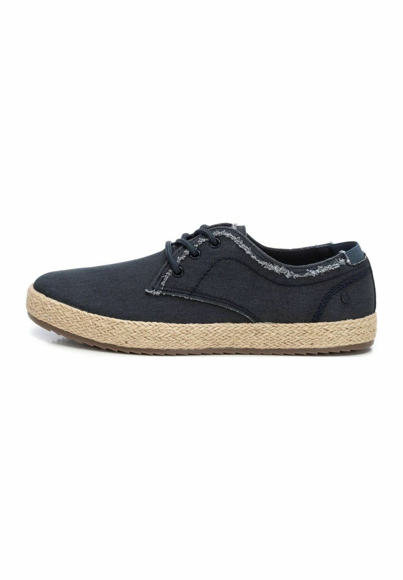 Zapatos de lona navy informales con suela de esparto texturizada, que presentan bordes deshilachados y un diseño de cordones. Suela de goma para mayor agarre.