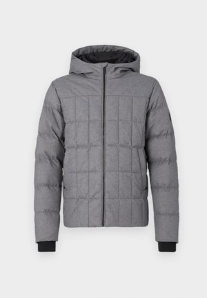 Szara pikowana kurtka puchowa z kapturem, zamkiem błyskawicznym z przodu i ściągaczami przy mankietach. Teksturowany materiał z widocznymi szwami i kwadratowym wzorem.
