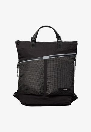 Bolso tote negro de Calvin Klein con bolsillo frontal de patrón de cuadrícula, doble asa, cierre de cremallera y detalle de ribete reflectante.