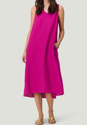 Vestido midi sin mangas de ajuste holgado en color rosa brillante con escote en V y bolsillos laterales, combinado con sandalias doradas sin tiras.