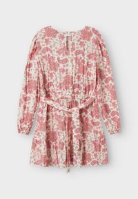 Robe à manches longues avec un motif floral rose et crème, taille cintrée avec une ceinture et un dos à ouverture en forme de clé. Jupe à plusieurs couches.