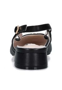 Sandal in pelle nera con cinturino posteriore e fibbia color oro, con punta arrotondata e un tacco basso e robusto con una superficie liscia.