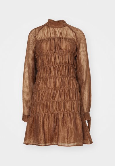 Καφέ, μακρυμάνικο φόρεμα με ψηλό λαιμό, που διαθέτει συγκεντρωμένη υφή και στρωτή τελείωση στο κάτω μέρος. Φτιαγμένο από ελαφρύ, υφασμάτινο ύφασμα.