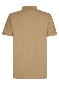 Polo shirt beige a maniche corte con colletto a coste, visto da dietro su uno sfondo bianco.
